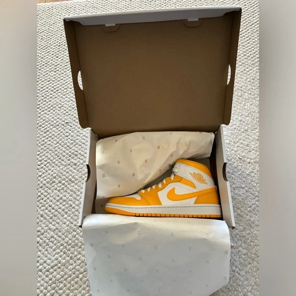 Women’s Air Jordan multi sizes (only size 8 left) - Picture 4 of 5